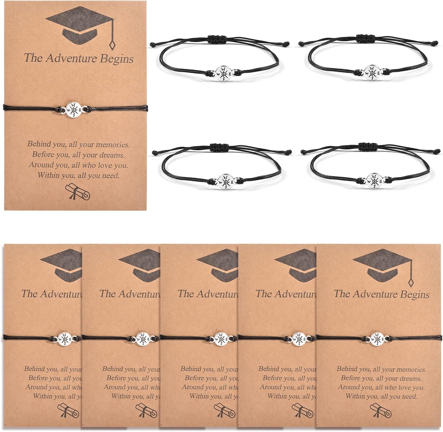 Varias pulseras con dije de brújula sobre tarjetas individuales con el mensaje The Adventure Begins